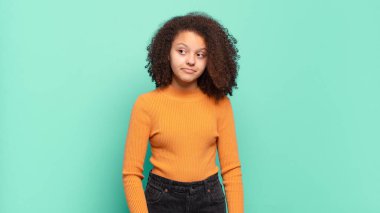 Kız merak ediyor, mutlu düşünceler ve fikirler düşünüyor, hayal kuruyor, kenarda yer arıyor.