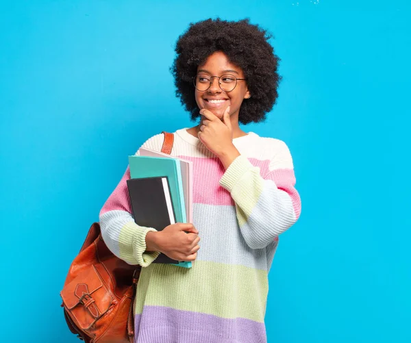 Junge Afro Studentin Mit Fröhlichem Selbstbewusstem Gesichtsausdruck Die Hand Kinn — Stockfoto