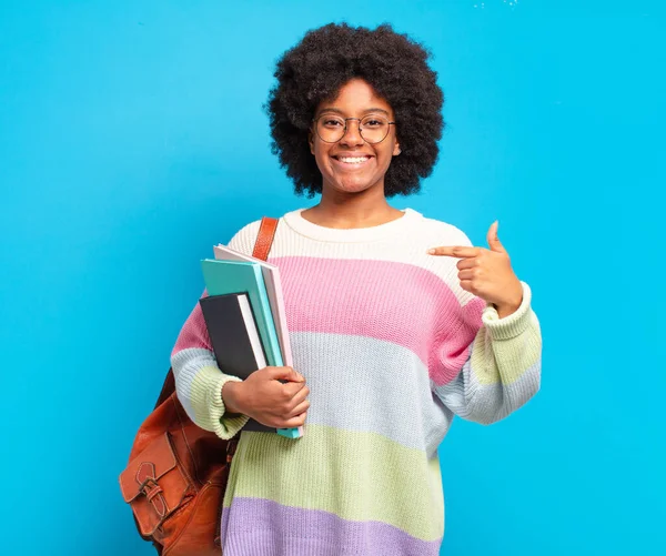 Mladá Studentka Afro Žena Cítí Šťastný Překvapený Hrdý Ukazuje Sebe — Stock fotografie