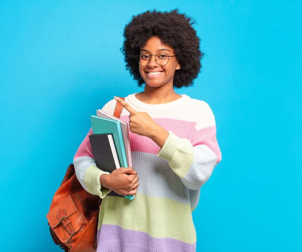 Mladá Studentka Afro Žena Vesele Usmívá Cítí Šťastný Ukazuje Stranu — Stock fotografie