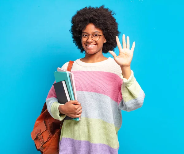 Junge Studentin Afro Frau Lächelt Und Sieht Freundlich Zeigt Nummer — Stockfoto