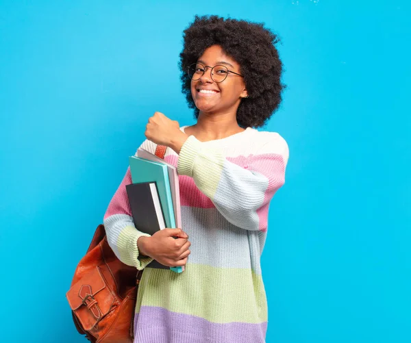 Junge Afro Studentin Fühlt Sich Glücklich Positiv Und Erfolgreich Motiviert — Stockfoto