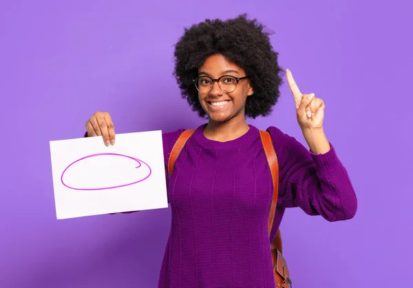 Ung Student Afro Kvinna Ler Och Ser Vänlig Visar Nummer — Stockfoto