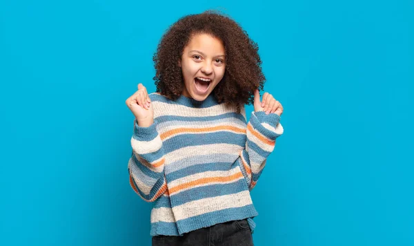 Dívka Vypadá Velmi Šťastný Překvapený Slaví Úspěch Křičí Skákání — Stock fotografie
