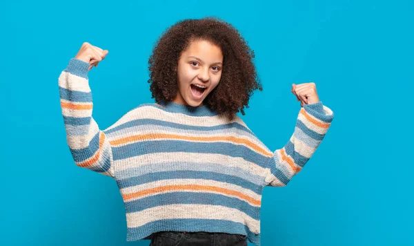 Meisje Triomfantelijk Schreeuwen Kijken Als Opgewonden Gelukkig Verrast Winnaar Vieren — Stockfoto