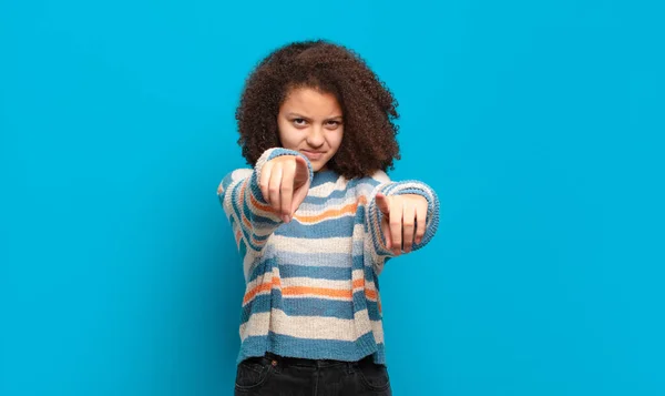 Dívka Ukazuje Kameru Oběma Prsty Rozzlobeným Výrazem Říká Vám Abyste — Stock fotografie