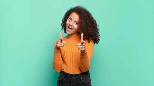 Meisje Lacht Met Een Positieve Succesvolle Gelukkige Houding Wijzend Naar — Stockfoto