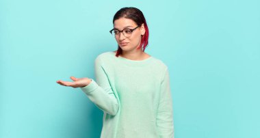  Mutlu olmak ve gelişigüzel gülümsemek, elde tutulan bir nesneye ya da konsepte bakmak