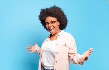  Mutlu, kibirli, gururlu ve kendini beğenmiş, kendini bir numara gibi hisseden