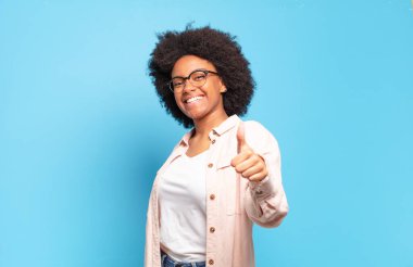  Gururlu, tasasız, kendine güvenen ve mutlu, olumlu gülümseyen.