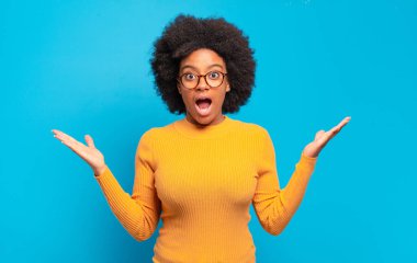  Mutlu, heyecanlı, şaşırmış ya da şok olmuş, gülümseyen ve hayrete düşmüş.