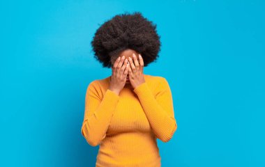  Üzgün, hayal kırıklığına uğramış, gergin ve depresif, iki eliyle yüzünü kaplayan, ağlayan