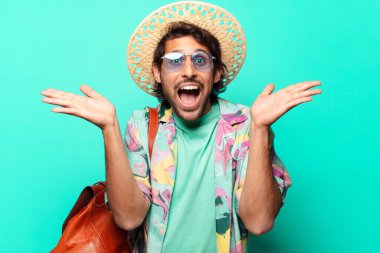 Yetişkin, yakışıklı Hintli turist saman ve deri çanta giyiyor.