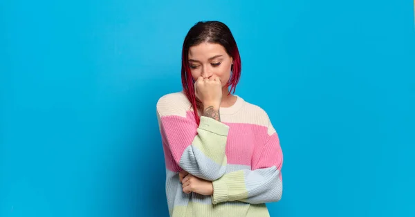 Sintiéndose Serio Considerado Preocupado Mirando Hacia Los Lados Con Mano — Foto de Stock