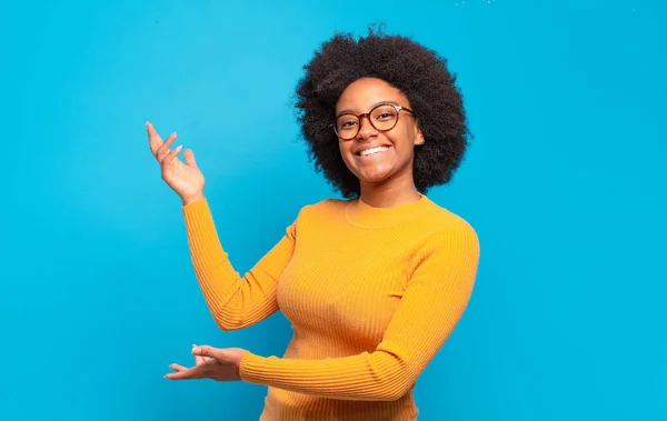 Vol Trots Zelfvertrouwen Glimlachen Zich Gelukkig Tevreden Voelen Een Concept — Stockfoto