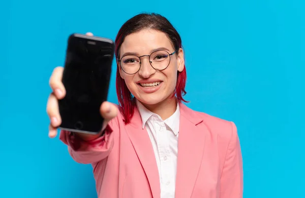 Röd Hår Cool Kvinna Med Smart Telefon — Stockfoto