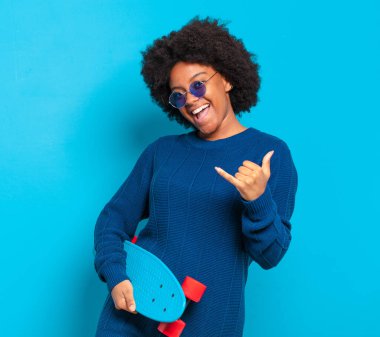 Kaykaylı güzel bir afro kadın.