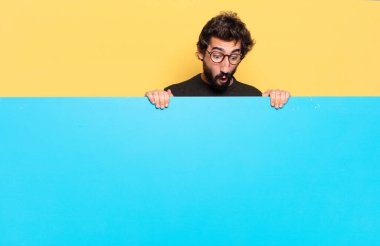 Genç, çılgın, sakallı bir adam duygularını fotokopi aletiyle ifade ediyor.