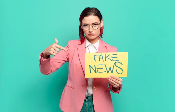 Rood Haar Cool Vrouw Fake Nieuws Concept — Stockfoto