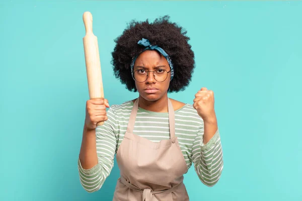 Junge Hübsche Afro Köchin Mit Nudelholz — Stockfoto