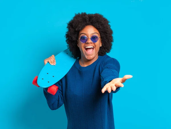 Joven Bonita Afro Mujer Con Skate Board — Foto de Stock