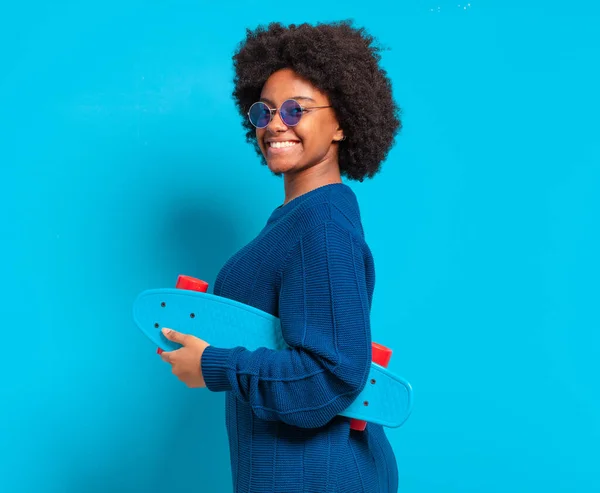 Jovem Bonita Afro Mulher Com Skate Bordo — Fotografia de Stock