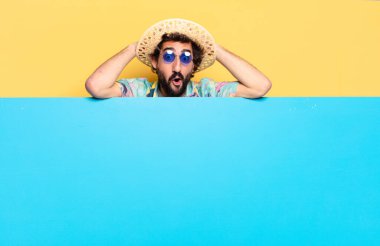 Genç, çılgın, sakallı bir adam duygularını fotokopi aletiyle ifade ediyor.