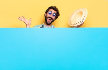 Genç, çılgın, sakallı bir adam duygularını fotokopi aletiyle ifade ediyor.