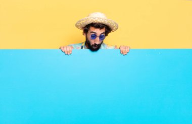 Genç, çılgın, sakallı bir adam duygularını fotokopi aletiyle ifade ediyor.