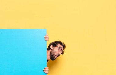 Genç, çılgın, sakallı bir adam duygularını fotokopi aletiyle ifade ediyor.