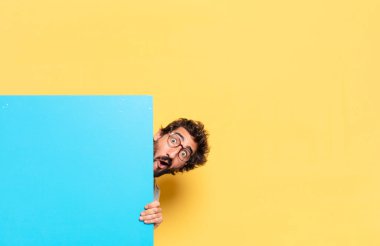 Genç, çılgın, sakallı bir adam duygularını fotokopi aletiyle ifade ediyor.