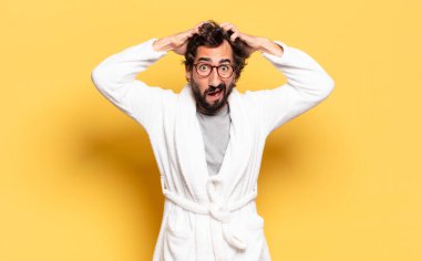 Bornoz giyen genç sakallı adam.