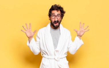 Bornoz giyen genç sakallı adam.