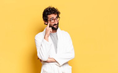 Bornoz giyen genç sakallı adam.