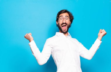 Mavi arka planda genç sakallı adam