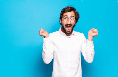 Mavi arka planda genç sakallı adam