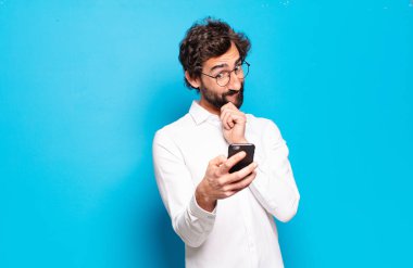 Genç sakallı adam hücre ekranını gösteriyor.