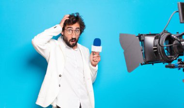 Genç sakallı adam televizyon sunucusu.