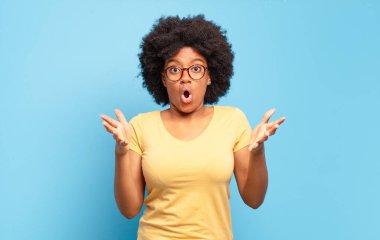  Son derece şok olmuş ve şaşırmış, endişeli ve paniklemiş hissediyorum, stresli ve korkmuş bir bakışla