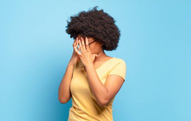  Üzüntülü, hayal kırıklığına uğramış bir bakışla, ağlayarak, yan gözle bakan ellerle gözleri kapatıyordu.