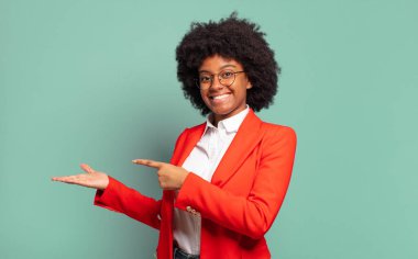  Gülümseyen, mutlu hisseden, tasasız ve memnun olan, fotokopi alanındaki konsepte ya da fikre işaret eden