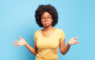  Kafası karışmış, kafası karışmış, doğru cevap ya da karardan emin olmayan, bir seçim yapmaya çalışan