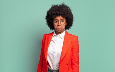  Üzgün ve mızmız hissediyorum, mutsuz bir bakışla, olumsuz ve hayal kırıklığına uğramış bir tavırla ağlıyorum.