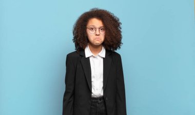 Üzgün ve mızmız bir bakışla ağlayan, olumsuz ve bıkkın bir tavırla ağlayan oldukça afro bir genç. mizahi iş konsepti