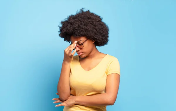 Uczucie Stresu Nieszczęśliwości Frustracji Dotykanie Czoła Migrena Silnego Bólu Głowy — Zdjęcie stockowe