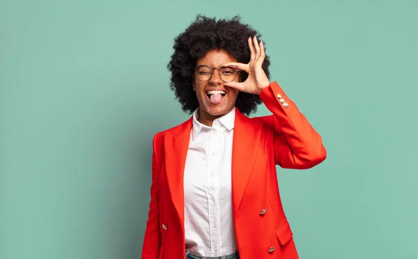 Vrolijk Glimlachend Met Grappig Gezicht Grapjes Makend Kijkend Door Een — Stockfoto