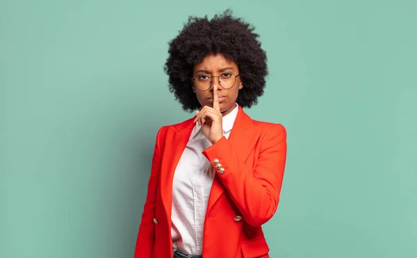 Kijken Serieus Kruis Met Vinger Gedrukt Lippen Eisen Stilte Stilte — Stockfoto