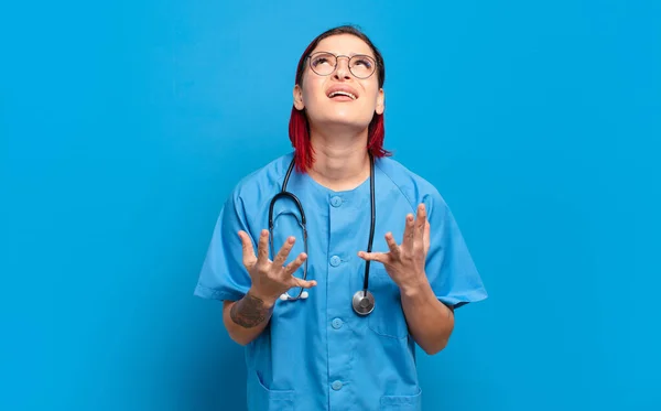 年轻迷人的红头发女人看上去绝望 不快乐 医院护士概念 — 图库照片