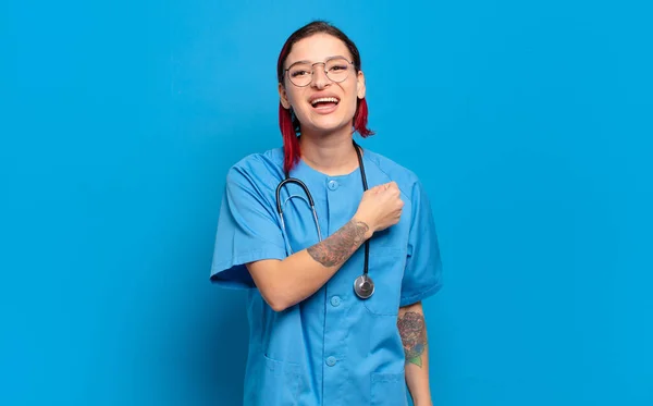若い魅力的な赤い髪の女性は 挑戦に直面したり 良い結果を祝うときに動機づけ 積極的かつ成功を感じています 病院看護師のコンセプト — ストック写真