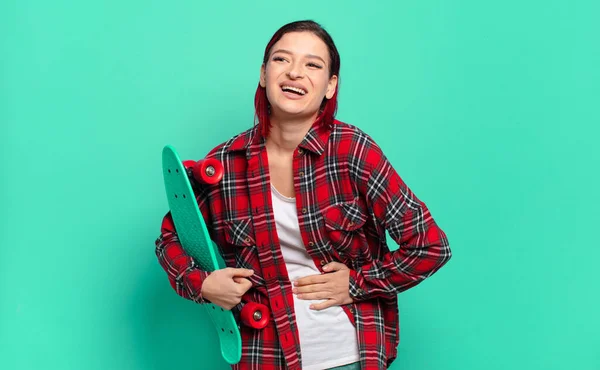 Junge Attraktive Frau Mit Rotem Haar Lacht Laut Über Einen — Stockfoto